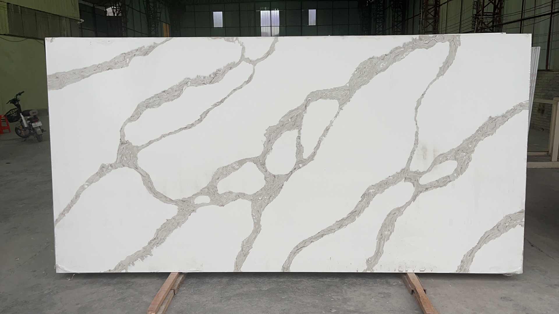 Artificial white quartz slabs tiles  calaeatta 252