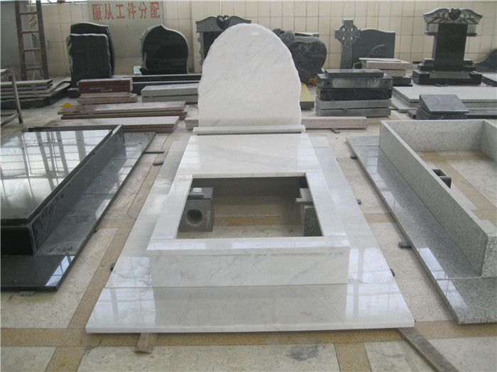 white marble headstone with kerbs